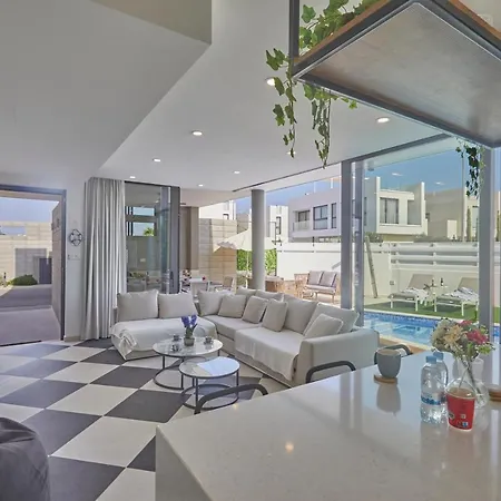 Almaria Πρωταράς